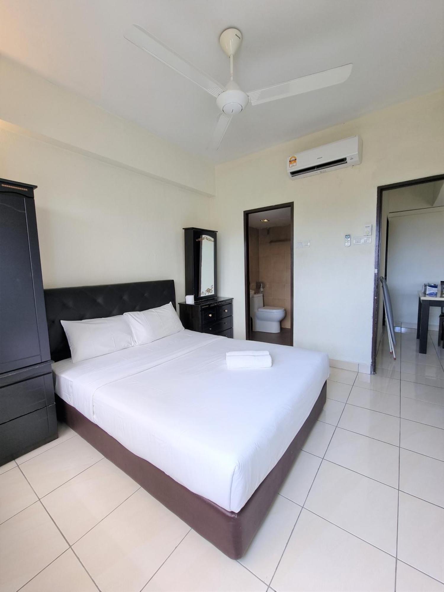 Green Ocean Seaview Apartment Batu Feringgi Exteriör bild